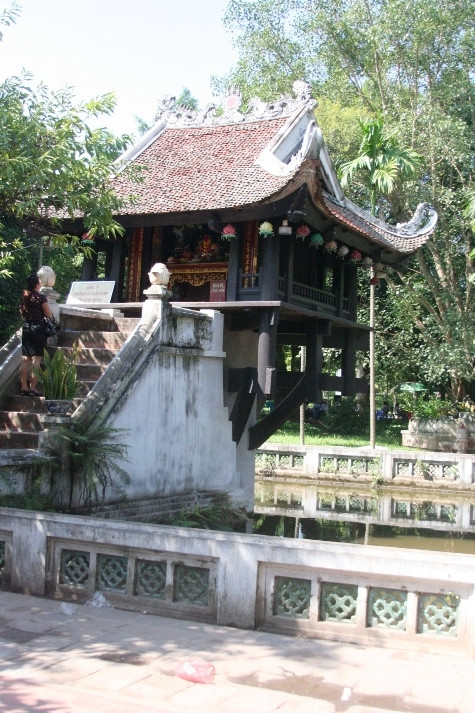 Thăm chùa một cột nhiều người không quên thắp hương cầu cho quốc thái dân an, cho đất nước giầu mạnh