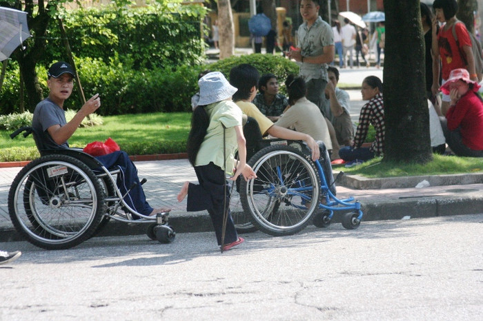 Những nạn chất độc mầu da cam hòa vào dòng người tham quan nghỉ ngơi trong ngày lễ độc lâp