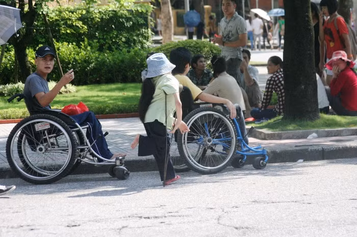 Những nạn chất độc mầu da cam hòa vào dòng người tham quan nghỉ ngơi trong ngày lễ độc lâp