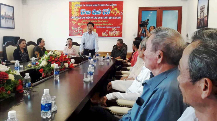 Trao quà Tết cho trẻ em bị nhiễm chất độc da cam Trao quà Tết cho trẻ em bị nhiễm chất độc da cam