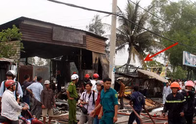 Cháy nổ lớn ở TP.HCM thiêu rụi quán cơm, vựa phế liệu ảnh 1