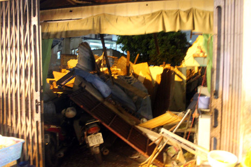 Toàn bộ căn nhà bị đánh sập. Ảnh: An Nhơn