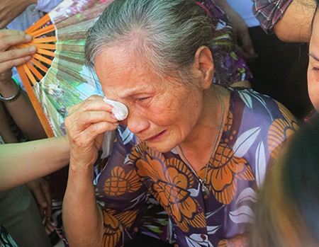 Mẹ của nạn nhân nghe từng lời khai của cô con dâu mà không khỏi bức xúc. Mẹ của nạn nhân nghe từng lời khai của cô con dâu mà không khỏi bức xúc.