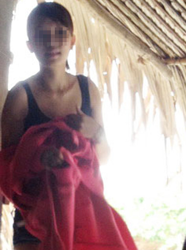 Cô gái bước vào, mỉm cười hỏi: "Em ngồi với anh nào"?. Ảnh: Duy Khang Cô gái bước vào, mỉm cười hỏi: "Em ngồi với anh nào"?. Ảnh: Duy Khang