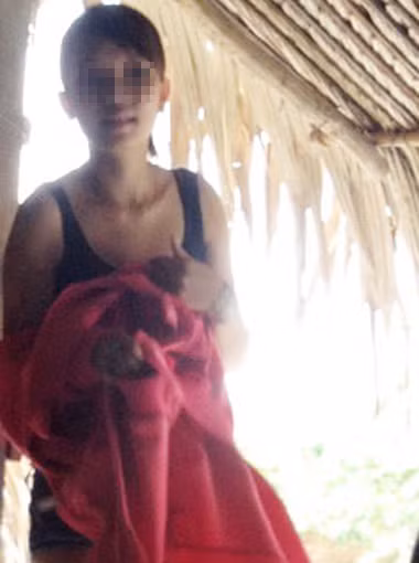 Cô gái bước vào, mỉm cười hỏi: "Em ngồi với anh nào"?. Ảnh: Duy Khang