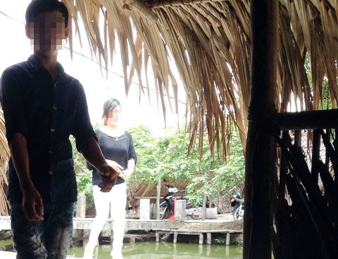 Nhân viên quán nhậu sân vườn hướng dẫn tiếp viên "di động" vào chòi nhậu có khách yêu cầu. Ảnh: Duy Khang Nhân viên quán nhậu sân vườn hướng dẫn tiếp viên "di động" vào chòi nhậu có khách yêu cầu. Ảnh: Duy Khang