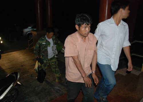 Lực lượng chức năng dẫn giải nghi phạm về TP.Đông Hà khuya 2.4 Lực lượng chức năng dẫn giải nghi phạm về TP.Đông Hà khuya 2.4