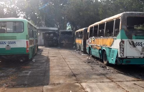 Làm rõ nghi vấn 'bí ẩn' 10 xe buýt đỗ hàng dọc cháy tan hoang ảnh 8 Làm rõ nghi vấn 'bí ẩn' 10 xe buýt đỗ hàng dọc cháy tan hoang ảnh 8