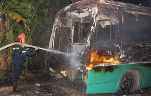 Làm rõ nghi vấn 'bí ẩn' 10 xe buýt đỗ hàng dọc cháy tan hoang ảnh 2