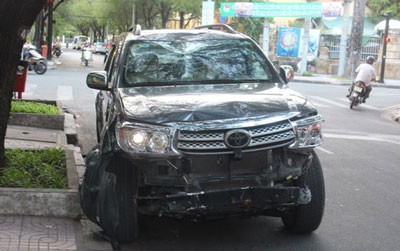 PGĐ sở VH-TT&DL TP.HCM nói, trước lúc gây tai nạn xe của ông hình như bị bể bánh sau, 2 bánh trước cũng xẹp hơi PGĐ sở VH-TT&DL TP.HCM nói, trước lúc gây tai nạn xe của ông hình như bị bể bánh sau, 2 bánh trước cũng xẹp hơi