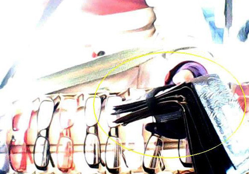 Hộp thuốc kích dục để ở dưới tay người phụ nữ và ngụy trang bằng mấy chiếc ví phía trên. Hộp thuốc kích dục để ở dưới tay người phụ nữ và ngụy trang bằng mấy chiếc ví phía trên.