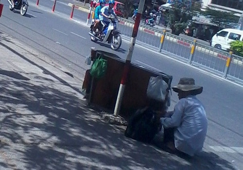 Một người đàn ông chuẩn bị "hàng" trước khi đi bán dạo tại bến xe Miền Tây. Một người đàn ông chuẩn bị "hàng" trước khi đi bán dạo tại bến xe Miền Tây.