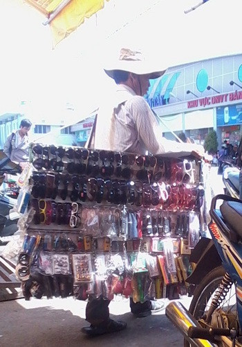 Người đàn ông vào "tiếp thị" dao găm cho PV và quay trở ra khi nghe bà L. gọi. Người đàn ông vào "tiếp thị" dao găm cho PV và quay trở ra khi nghe bà L. gọi.