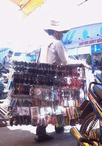 Người đàn ông vào "tiếp thị" dao găm cho PV và quay trở ra khi nghe bà L. gọi.