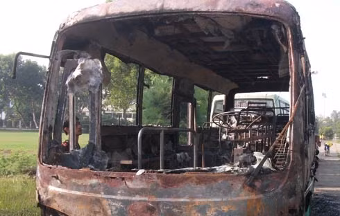 Làm rõ nghi vấn 'bí ẩn' 10 xe buýt đỗ hàng dọc cháy tan hoang ảnh 3