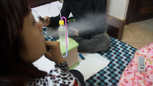 Nhiều bố mẹ không thể biết con cái chơi ma túy khi ở phòng riêng. Nhiều bố mẹ không thể biết con cái chơi ma túy khi ở phòng riêng.