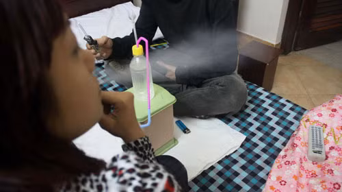 Nhiều bố mẹ không thể biết con cái chơi ma túy khi ở phòng riêng. Nhiều bố mẹ không thể biết con cái chơi ma túy khi ở phòng riêng.