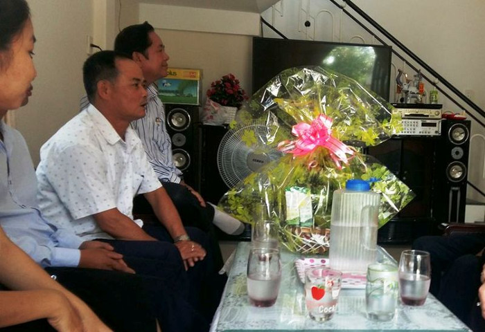 Ông Hồ Kỷ (người ngồi giữa) thay mặt tập đoàn và lãnh đạo nhà trường đến nhà em T. xin lỗi và hứa rút kinh nghiệm. Ảnh: TL Ông Hồ Kỷ (người ngồi giữa) thay mặt tập đoàn và lãnh đạo nhà trường đến nhà em T. xin lỗi và hứa rút kinh nghiệm. Ảnh: TL