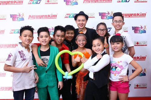 Các thí sinh chụp hình lưu niệm cùng khách mời Hoàng Hải.