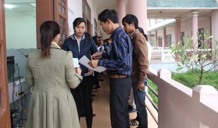 Hơn 1.141 bài thi trong kỳ thi tuyển giáo viên của Quảng Ngãi bị buộc phải chấm lại để thẩm định. Ảnh: AP Hơn 1.141 bài thi trong kỳ thi tuyển giáo viên của Quảng Ngãi bị buộc phải chấm lại để thẩm định. Ảnh: AP