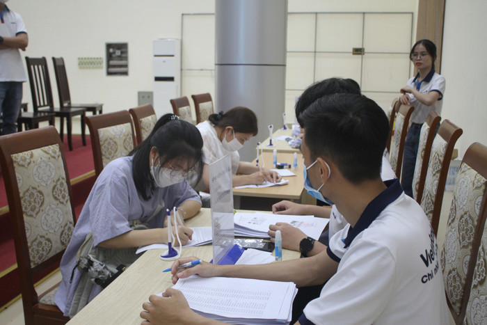 Sinh viên Trường Đại học Ngoại ngữ - Đại học Huế tại buổi nhập học đầu khóa. (Nguồn: Hội Sinh viên Trường Đại học Ngoại ngữ, Đại học Huế). Sinh viên Trường Đại học Ngoại ngữ - Đại học Huế tại buổi nhập học đầu khóa. (Nguồn: Hội Sinh viên Trường Đại học Ngoại ngữ, Đại học Huế).