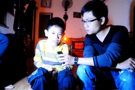 Cháu Trương Lê Hùng kể lại vụ việc với phóng viên Cháu Trương Lê Hùng kể lại vụ việc với phóng viên