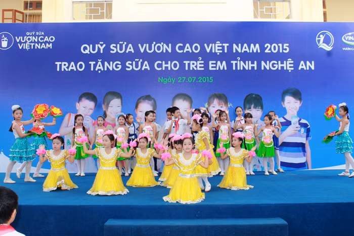 Chương trình trao sữa cho trẻ em tỉnh Nghệ An của Vinamilk và "Quỹ Sữa vươn cao Việt Nam" bắt đầu với tiết mục văn nghệ hấp dẫn của các em học sinh trường Tiểu học Đông Hiếu - Thị xã Thái Hòa - Nghệ An.