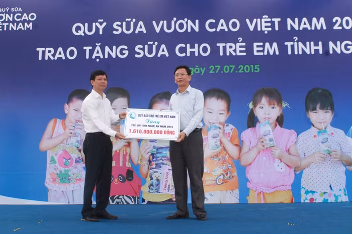 Ông Nguyễn Trọng Đàm, Thứ trưởng Bộ Lao động - Thương binh và Xã hội trao tặng bảng biểu tượng 1 tỷ 616 triệu đồng của "Quỹ Bảo trợ trẻ em Việt Nam" cho đại diện Sở Lao Động - Thương Bình và Xã hội tỉnh Nghệ An.