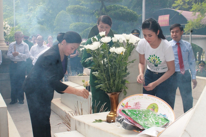 Phó Chủ tịch Quốc hội Nguyễn Thị Kim Ngân (áo đen bên trái) và Hoa hậu 2010 Ngọc Hân (ngoài cùng bên phải) thắp hương cho 1 trong 10 nữ thanh niên xung phong hy sinh tại Ngã ba Đồng Lộc. Phó Chủ tịch Quốc hội Nguyễn Thị Kim Ngân (áo đen bên trái) và Hoa hậu 2010 Ngọc Hân (ngoài cùng bên phải) thắp hương cho 1 trong 10 nữ thanh niên xung phong hy sinh tại Ngã ba Đồng Lộc.
