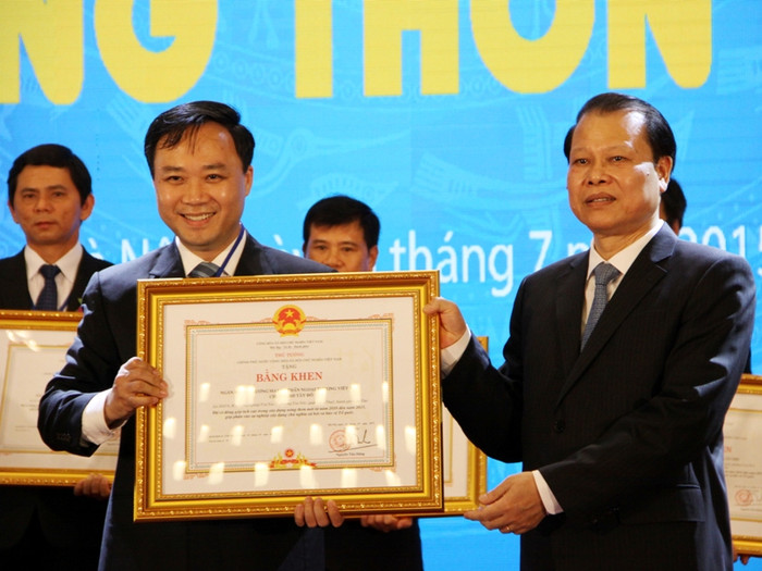 Phó Thủ tướng Chính phủ Vũ Văn Ninh trao bằng khen cho đại diện FrielslandCampina Việt Nam. Phó Thủ tướng Chính phủ Vũ Văn Ninh trao bằng khen cho đại diện FrielslandCampina Việt Nam.
