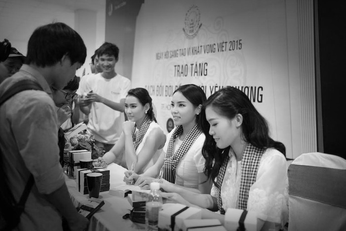 Hoa hậu Kỳ Duyên khẳng định, việc tặng sách không chỉ đơn giản là tặng sách mà tặng tri thức đến bạn trẻ. Hoa hậu Kỳ Duyên khẳng định, việc tặng sách không chỉ đơn giản là tặng sách mà tặng tri thức đến bạn trẻ.