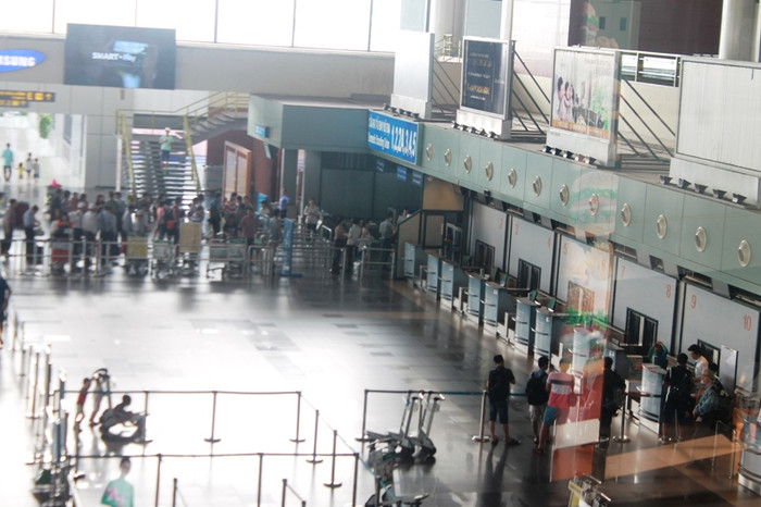 Tuy nhiên nếu quan sát kỹ, từ quầy số 1 đến quầy số 10 bỏ trống, hành khách chủ yếu làm thủ tục từ quầy số 11 đến số 30.
