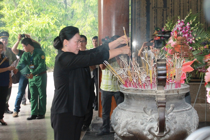 Phó Chủ tịch Quốc hội Nguyễn Thị Kim Ngân dâng hương tưởng trước anh linh các chiến sĩ Thanh niên xung phong hy sinh tại Ngã ba Đồng Lộc. Phó Chủ tịch Quốc hội Nguyễn Thị Kim Ngân dâng hương tưởng trước anh linh các chiến sĩ Thanh niên xung phong hy sinh tại Ngã ba Đồng Lộc.