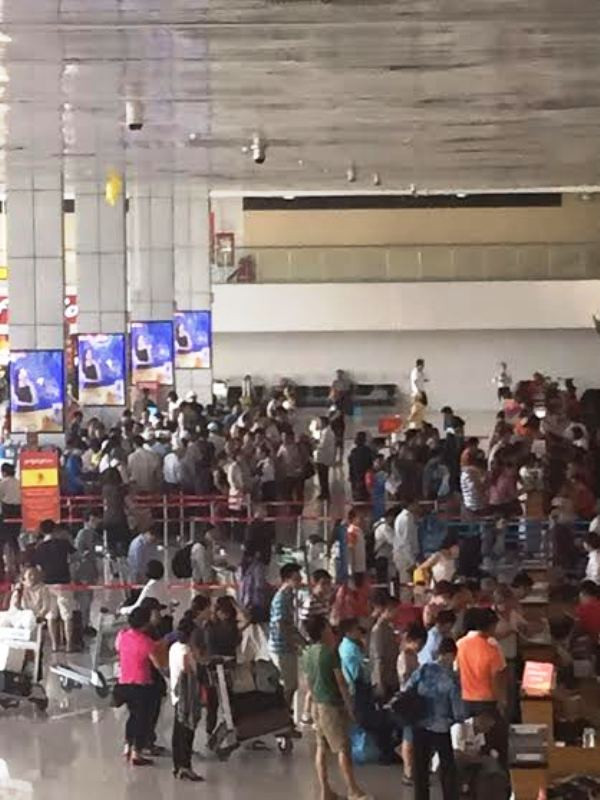 ...thì khu vực các quầy sảnh E lại luôn đông khách (ảnh do độc giả cung cấp).