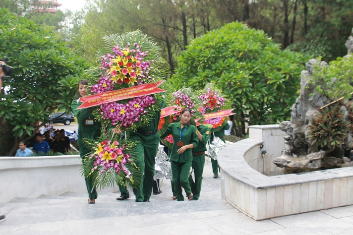 Đoàn đại biểu dâng vòng hoa, dâng hương tại đài tưởng niệm các chiến sĩ Than niên xung phong hy sinh tại Ngã ba Đồng Lộc. Đoàn đại biểu dâng vòng hoa, dâng hương tại đài tưởng niệm các chiến sĩ Than niên xung phong hy sinh tại Ngã ba Đồng Lộc.