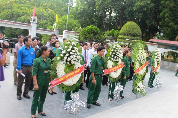 Các đại biểu dâng hương tại Đài tưởng niệm 10 nữ chiến sĩ thanh niên xung phong hy sinh tại Ngã ba Đồng Lộc Các đại biểu dâng hương tại Đài tưởng niệm 10 nữ chiến sĩ thanh niên xung phong hy sinh tại Ngã ba Đồng Lộc