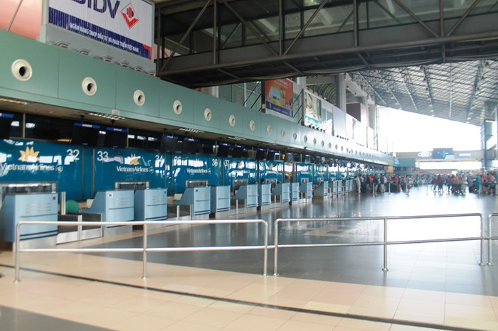 Không chỉ sảnh A, sảnh B sân bay (từ quầy số 31 đến 45) trong khoảng thời gian trên cũng bỏ trống. Việc đóng quầy làm thủ tục này là thường xuyên hay chỉ trong một thời điểm nhất thời, hoặc do đóng cửa để sửa chữa, nâng cấp như lời Giám đốc Cảng Hàng không quốc tế Nội Bài trao đổi, sẽ được báo điện tử Giáo Dục Việt Nam tiếp tục phản ánh đến bạn đọc.