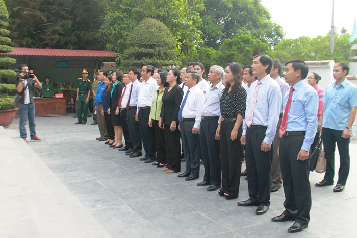 Kính cẩn nghiêng mình tưởng nhớ anh linh các chiến sĩ Thanh niên xung phong hy sinh tại Ngã ba Đồng Lộc. Kính cẩn nghiêng mình tưởng nhớ anh linh các chiến sĩ Thanh niên xung phong hy sinh tại Ngã ba Đồng Lộc.