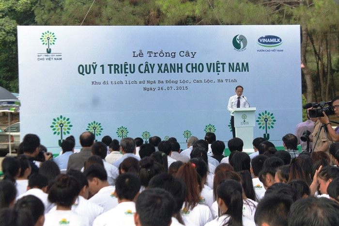 Vinamilk và Quỹ 1 triệu cây xanh cho Việt Nam dừng chân tại "địa chỉ đỏ" Khu di tích Thanh niên xung phong Ngã ba Đồng Lộc (Can Lộc - Hà Tĩnh). Vinamilk và Quỹ 1 triệu cây xanh cho Việt Nam dừng chân tại "địa chỉ đỏ" Khu di tích Thanh niên xung phong Ngã ba Đồng Lộc (Can Lộc - Hà Tĩnh).