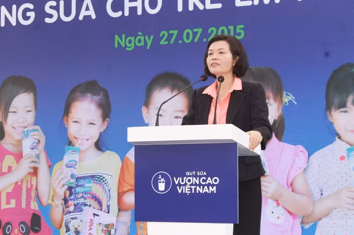 Bà Bùi Thị Hương - Giám đốc Điều hanh Vinamilk cam kết sẽ cùng với "Quỹ Sữa vươn cao Việt Nam" đi khắp mọi miền đất nước trao tặng ly sữa thơm ngon bổ dưỡng cho trẻ em nhằm nâng cao vóc dáng, trí tuệ Việt Nam