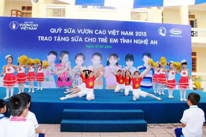 Vinamilk cho biết, chương trình &quot;Quỹ sữa vươn cao Việt Nam&quot; chọn Nghệ An là điểm dừng chân đầu tiên trong hành trình tặng sữa cho trẻ em khắp mọi miền đất nước trong năm 2015 nhằm tri ân vùng đất địa linh nhân kiệt, quê hương của Chủ tịch Hồ Chí Minh kính yêu.
