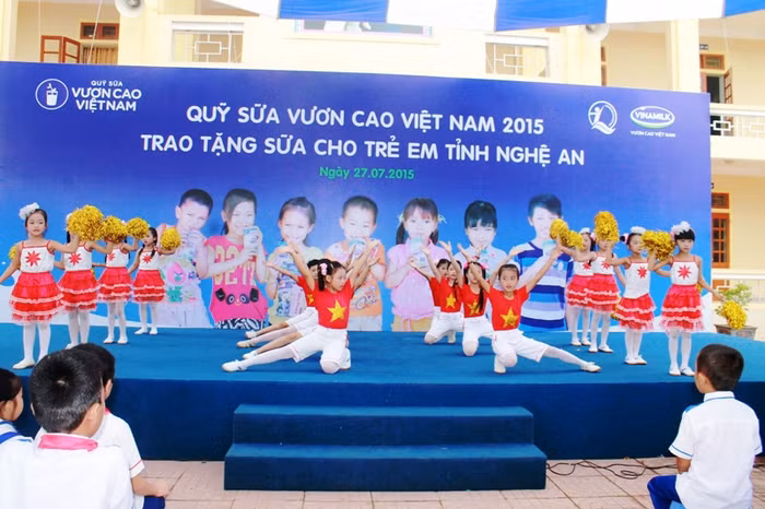 Vinamilk cho biết, chương trình "Quỹ sữa vươn cao Việt Nam" chọn Nghệ An là điểm dừng chân đầu tiên trong hành trình tặng sữa cho trẻ em khắp mọi miền đất nước trong năm 2015 nhằm tri ân vùng đất địa linh nhân kiệt, quê hương của Chủ tịch Hồ Chí Minh kính yêu.