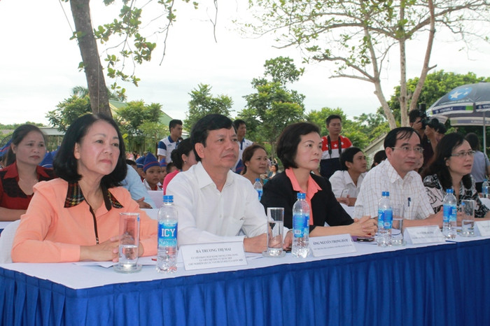 Từ trái qua phải: Bà Trương Thị Mai - Ủy viên BCH Trung ương Đảng, Chủ nhiệm Ủy ban Về các vấn đề xã hội của Quốc hội; Ông Nguyễn Trọng Đàm – Thứ trưởng Bộ Lao động - Thương binh và Xã hội; Bà Bùi Thị Hương – Giám đốc điều hành, Công ty Cổ phần sữa Việt Nam (Vinamilk) Ông Hoàng Viết Đường - Phó Chủ tịch UBND Tỉnh Nghệ An; Bà Lê Tuyết Mai - Phó Giám đốc Quỹ Bảo trợ trẻ em Việt Nam.