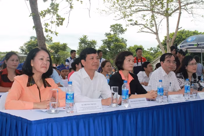 Từ trái qua phải: Bà Trương Thị Mai - Ủy viên BCH Trung ương Đảng, Chủ nhiệm Ủy ban Về các vấn đề xã hội của Quốc hội; Ông Nguyễn Trọng Đàm – Thứ trưởng Bộ Lao động - Thương binh và Xã hội; Bà Bùi Thị Hương – Giám đốc điều hành, Công ty Cổ phần sữa Việt Nam (Vinamilk) Ông Hoàng Viết Đường - Phó Chủ tịch UBND Tỉnh Nghệ An; Bà Lê Tuyết Mai - Phó Giám đốc Quỹ Bảo trợ trẻ em Việt Nam.