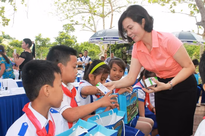 Bà Bùi Thị Hương - Giám đốc Điều hành Vinamilk trao sữa tận tay đến các cháu học sinh trường tiểu học Đông Hiếu, Thị xã Thái Hòa, Nghệ An.