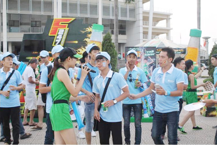 Niềm vui vỡ òa của cổ động viên khi được Trà xanh F247 và nước tăng lực Cà phê Wake-up 247 tiếp thêm sức mạnh cổ vũ trận đấu giữa Đội tuyển Việt Nam - CLB Manchester City.