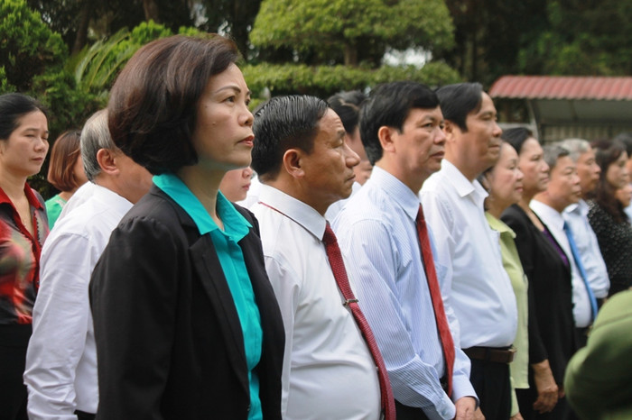 Bà Bùi Thị Hương - Giám đốc điều hành Vinamilk (áo xanh ngoài cùng tay trái) dâng vòng hoa tưởng niệm 10 nữ chiến sĩ Thanh niên xung phong hy sinh năm 1968 tại Ngã ba Đồng Lộc. Bà Bùi Thị Hương - Giám đốc điều hành Vinamilk (áo xanh ngoài cùng tay trái) dâng vòng hoa tưởng niệm 10 nữ chiến sĩ Thanh niên xung phong hy sinh năm 1968 tại Ngã ba Đồng Lộc.