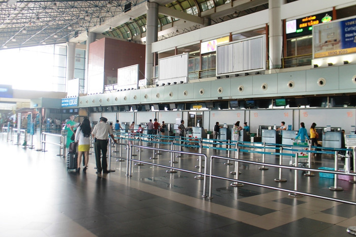 Đến khoảng 16h, thậm chí cả quầy số 15, 16 cũng vắng hành khách.