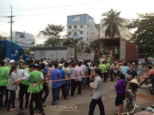 Chiều 21/8, hai chiếc xe container chở đầy nước ngọt mang nhãn hiệu Trà Ô Long đến KCX Tân Thuận (quận 7, TP HCM) để phát miễn phí cho người dân và công nhân ở đây. Ảnh: Đình Thảo - Kiến thức. Chiều 21/8, hai chiếc xe container chở đầy nước ngọt mang nhãn hiệu Trà Ô Long đến KCX Tân Thuận (quận 7, TP HCM) để phát miễn phí cho người dân và công nhân ở đây. Ảnh: Đình Thảo - Kiến thức.