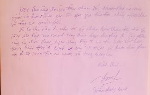 Ông Bình viết thư tay. Ảnh Lệ Chi - VnExprees